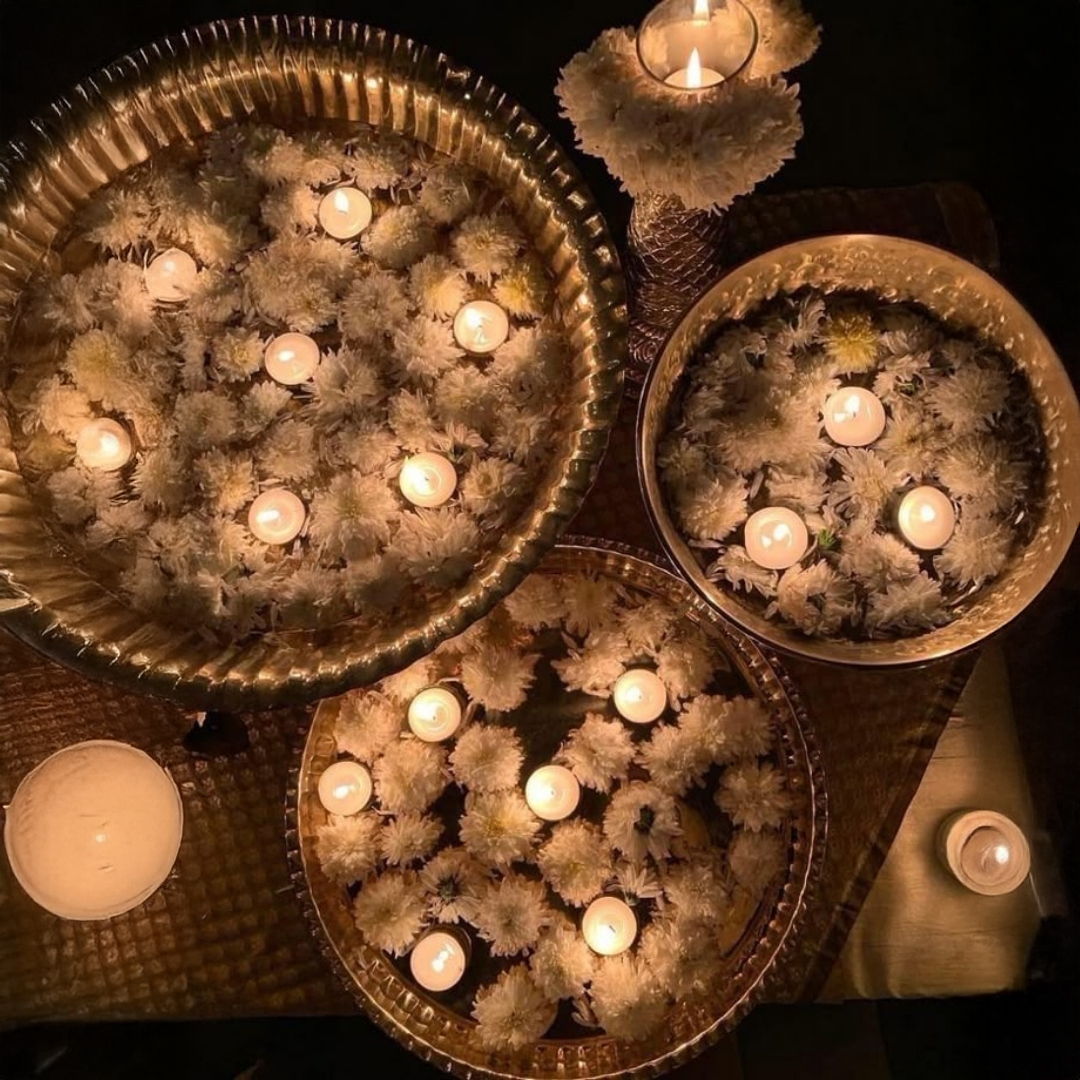 5.-Flower-Urlis-with-Flower-and-Candles